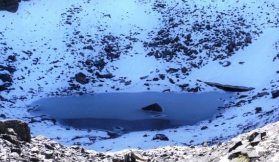 Zbulohet misteri i liqenit të ngrirë të mbushur me skelete të lashta