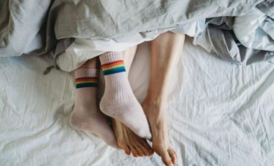 A flini me çorape apo zbathur?