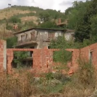 Dëmtohet shtëpia e një kosovari në Mitrovicë të Veriut, vendosen mesazhe me shkronja cirilike