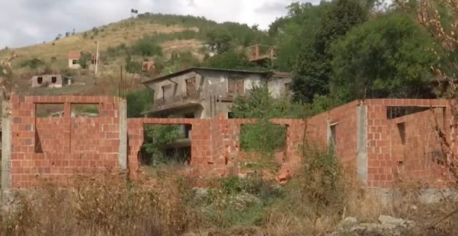 Dëmtohet shtëpia e një kosovari në Mitrovicë të Veriut, vendosen mesazhe me shkronja cirilike