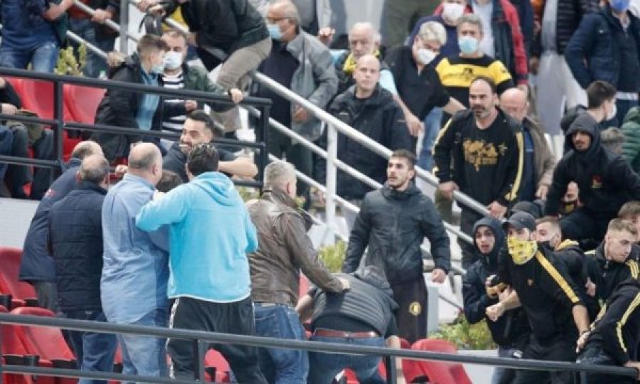 Dhunë  e pa parë në një ndeshje futbolli, referi i “tërbon” tifozët e Olimpiakosit