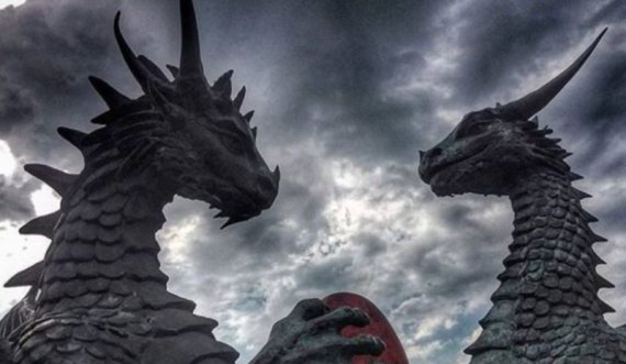 A e dinit që ekziston një statujë e 'dy dragonjve të dashuruar'?