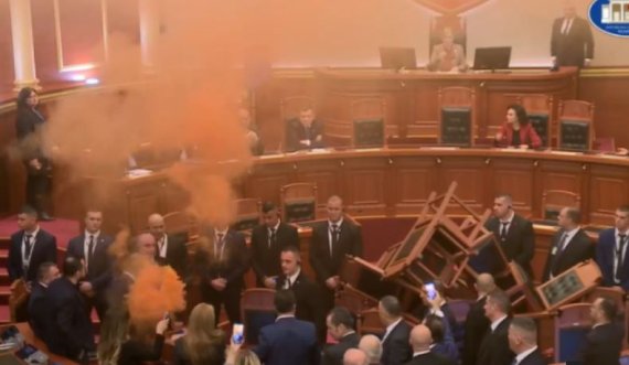 Përjashtohen Sali Berisha dhe 5 deputetë të opozitës pasi i 'vunë flakën' Kuvendit