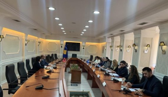 Ambasadori i Shqipërisë takim  pa media, kokë më kokë  me deputetët e Kuvendit të Kosovës
