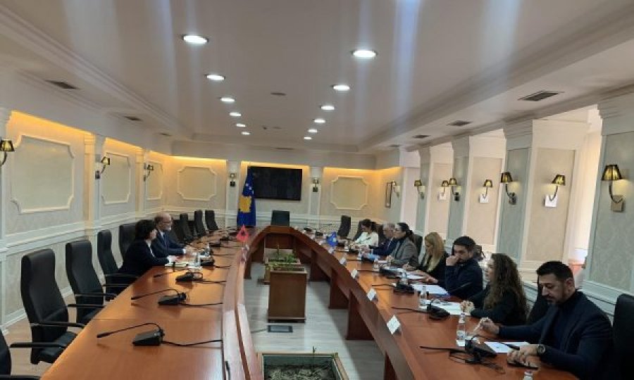 Ambasadori i Shqipërisë takim  pa media, kokë më kokë  me deputetët e Kuvendit të Kosovës