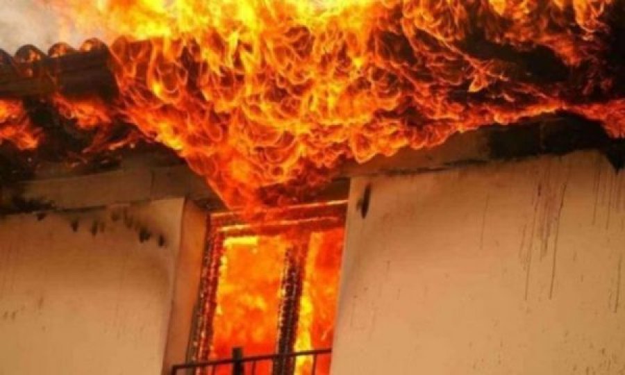 Një shtëpi kaplohet nga zjarri në Viti, lëndohen katër persona
