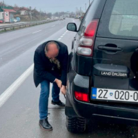 Enver Hoxhajt ia lëshon goma e veturës zyrtare, del për ta rregulluar vet