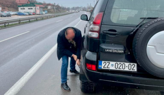 Enver Hoxhajt ia lëshon goma e veturës zyrtare, del për ta rregulluar vet