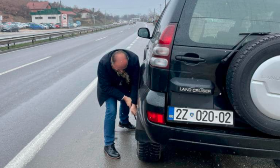 Enver Hoxhajt ia lëshon goma e veturës zyrtare, del për ta rregulluar vet