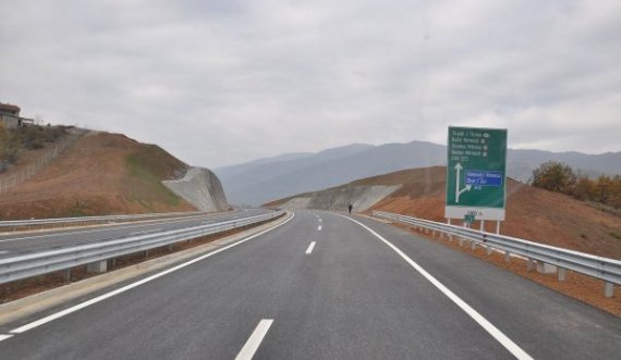 Policia parandalon dy gara shpejtësie në autostradë, shoferëve iu shqiptohen 14 gjoba