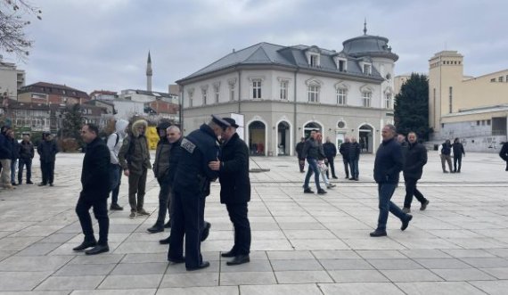 Për pak minuta pritet të fillojë protesta e NJSI’së, përfaqësuesit e sindikatës arrijnë të Qeveria