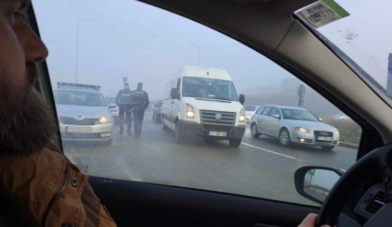 Mbyllet rruga ku ndodhi aksidenti i rëndë, krijohen kolona të gjata