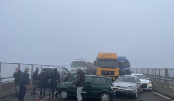 Policia tregon detaje për aksidentin në autostradë: 14 automjete të përfshira, raportohet për të lënduar