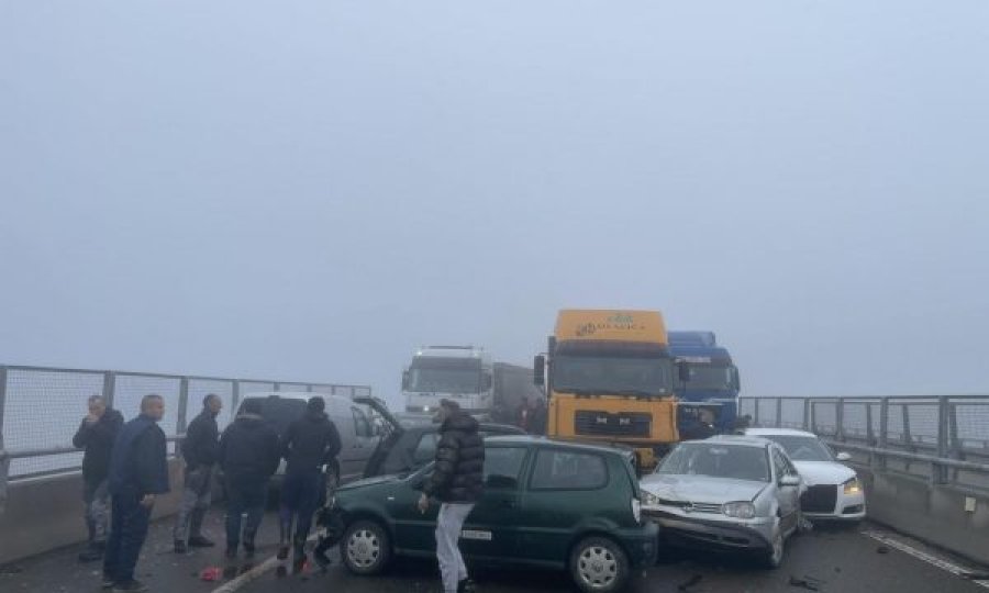 Policia tregon detaje për aksidentin në autostradë: 14 automjete të përfshira, raportohet për të lënduar