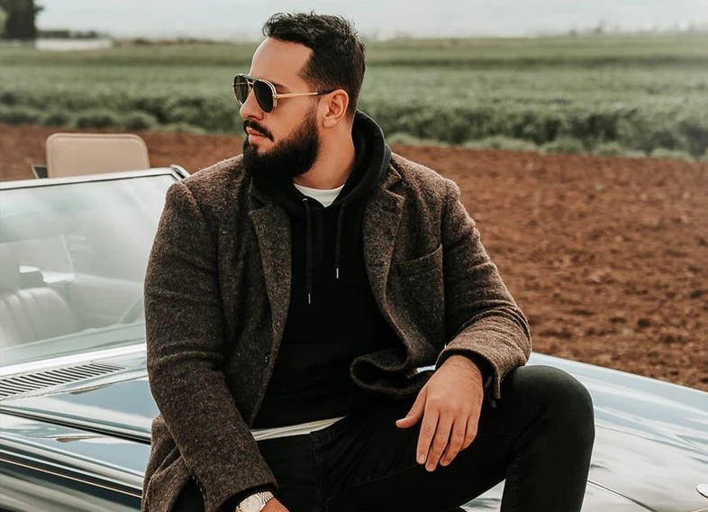  Capital T pozon pranë veturës luksoze