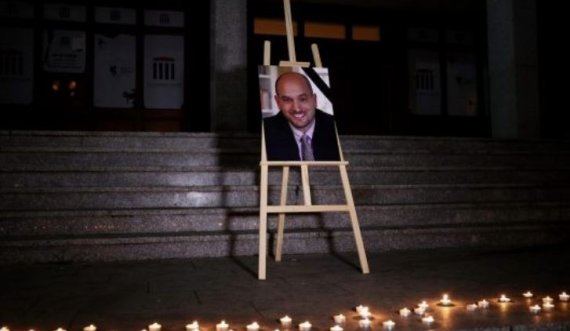Për nder të avokatit Andrew Strong ndizen qirinj në Prishtinë