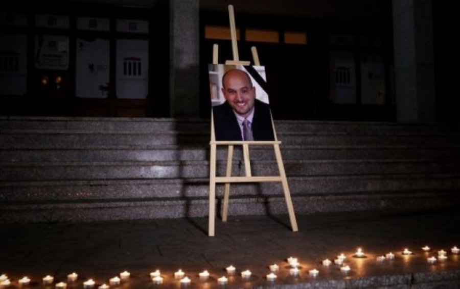 Për nder të avokatit Andrew Strong ndizen qirinj në Prishtinë