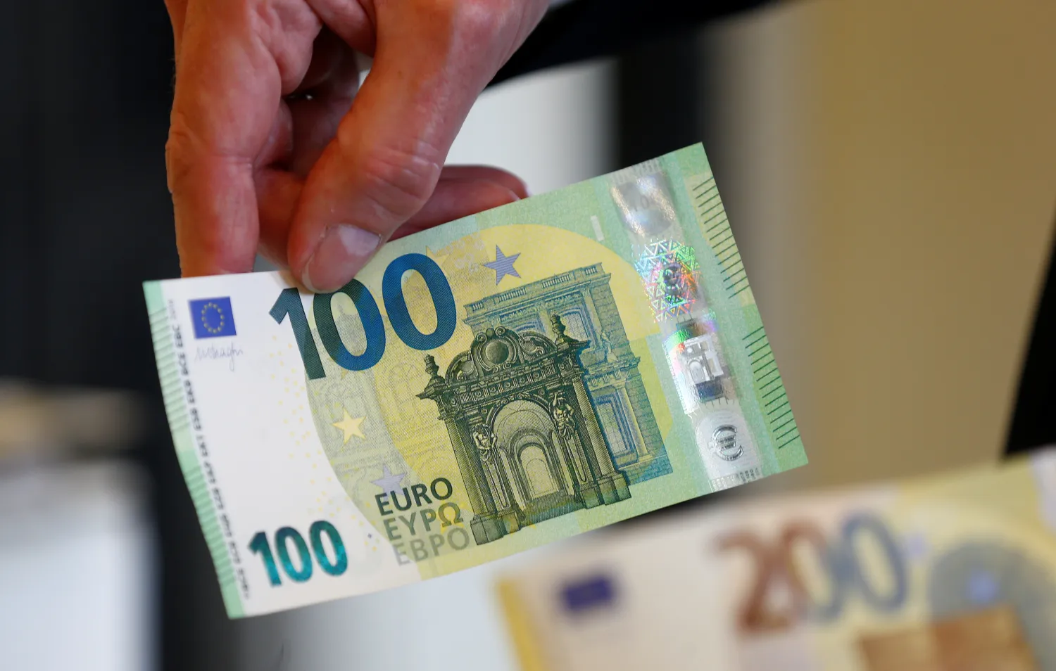 A janë të mjaftueshme 100 euro për fëmijët dhe pensionistët e Kosovës në prag të fundvitit?