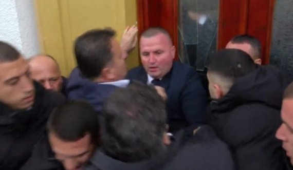 Kaos para Kuvendit të Shqipërisë, deputetët thyejnë xhamat