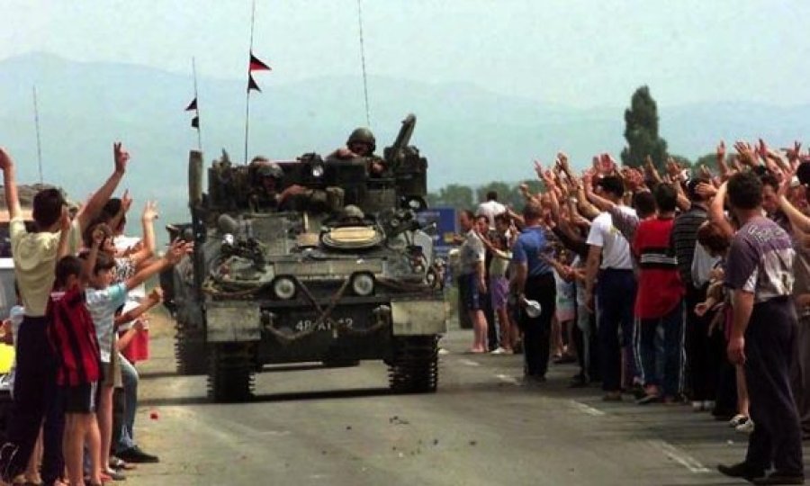 Seriali i Netflix “The Crown” shfaq pjesë të ndërhyrjes së NATO-s në Kosovë, Tony Blair e quante Millosheviqin ‘diktator monstruoz’