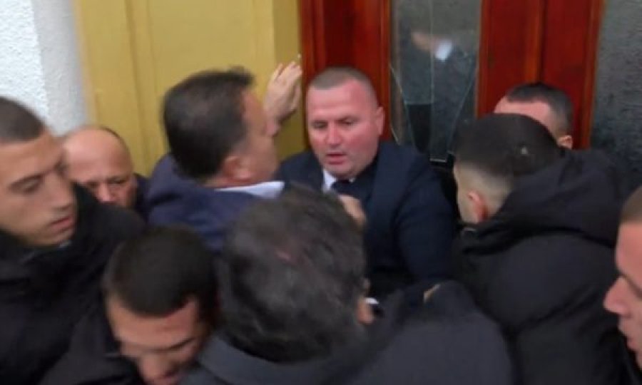 Kaos para Kuvendit të Shqipërisë, deputetët thyejnë xhamat