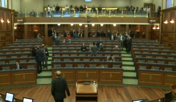 Fjalimi vjetor i Vjosa Osmanit, deputetët e LDK’së arrijnë në Kuvend