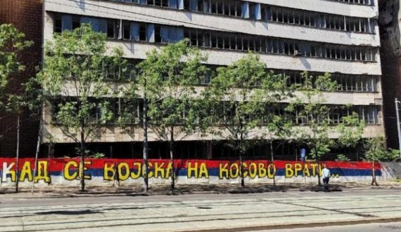 “Kur ushtria serbe kthehet në Kosov” – Muralet dhe mbishkrimet qëndrojnë, qeveria serbe bën sikur nuk e sheh festën e kriminelëve