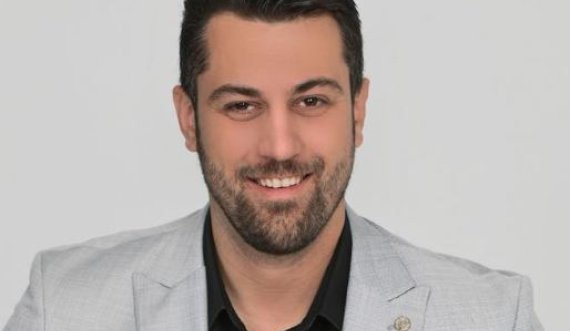 Vegim Furra emocionon me këngën kushtuar babës 'Baba jem sa më ka marr malli'