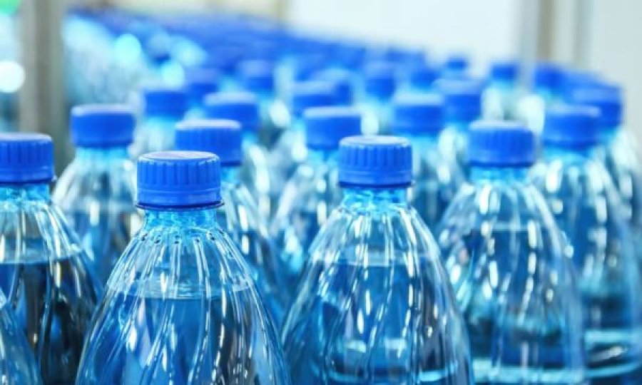 Dyshohet se në Parlamentin Evropian janë shërbyer shishe me ujë të kontaminuar