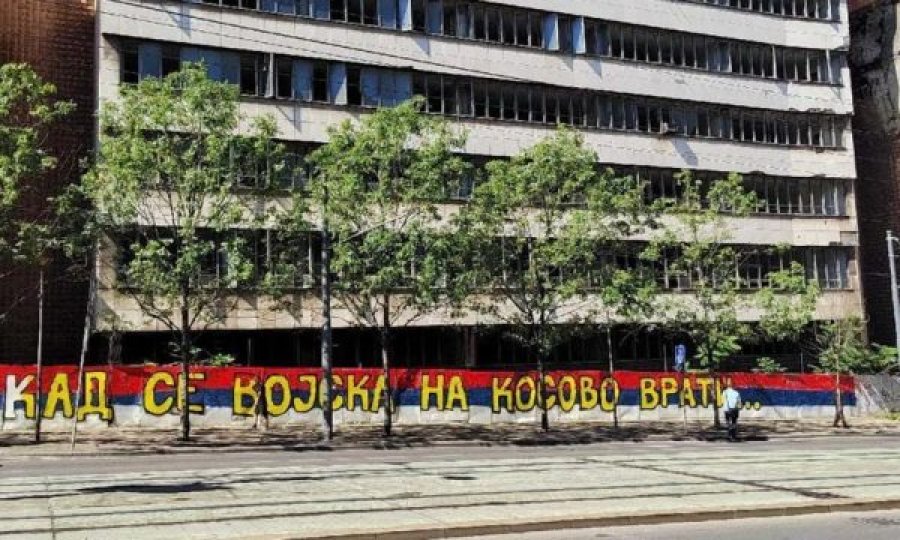 “Kur ushtria serbe kthehet në Kosov” – Muralet dhe mbishkrimet qëndrojnë, qeveria serbe bën sikur nuk e sheh festën e kriminelëve
