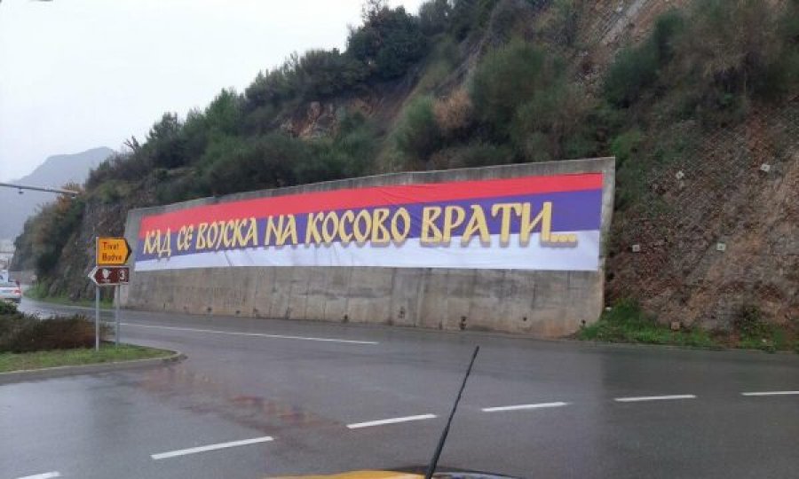 Hiqet mbishkrimi “Kur të kthehet ushtria në Kosovë” që ishte vendosur në hyrje të Budvas
