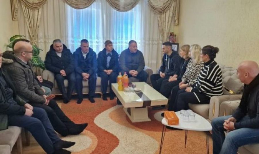 Familjen e Afrim Bunjakut e vizitojnë menaxhmenti i Policisë së Kosovës 