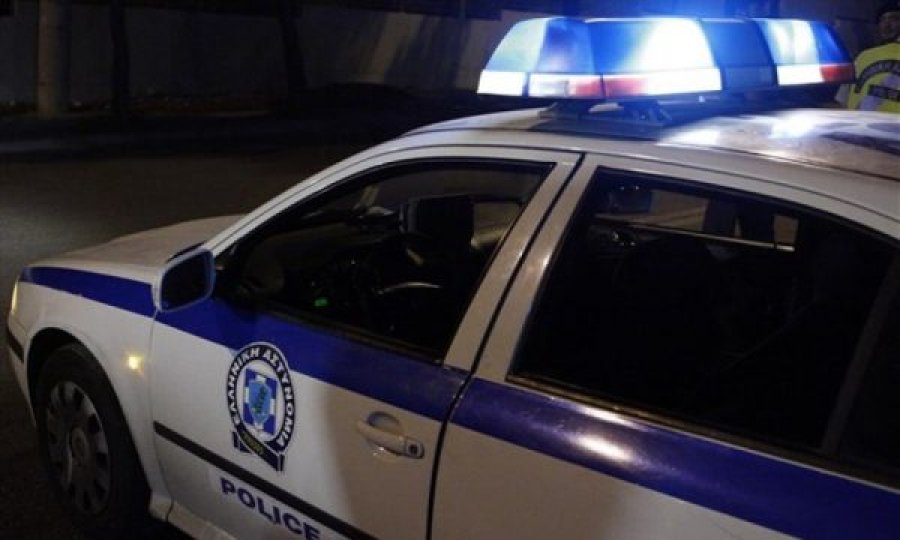 Rrahje masive mes shqiptarëve dhe një grupi romësh në Athinë, lëndohet polici 