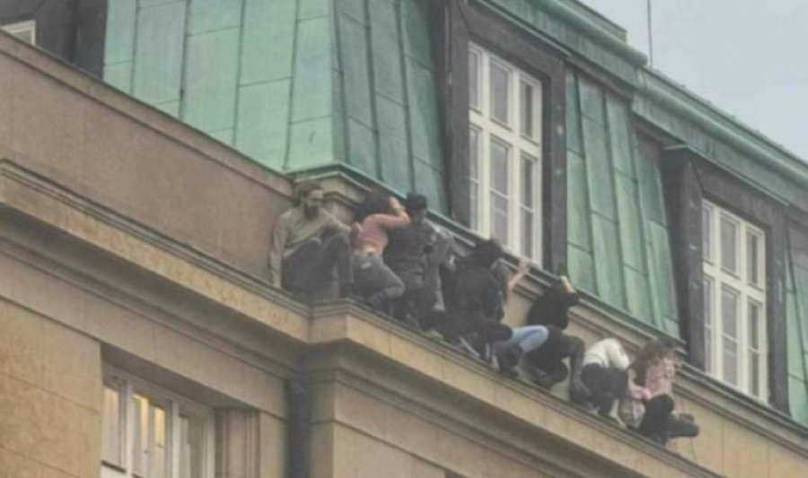 Për t’iu shmangur sulmuesit të armatosur studentët dalin në çatinë e Universitetit në Pragë