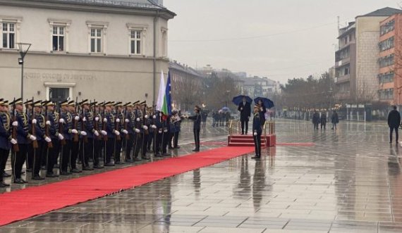 Vjosa Osmani e pret me ceremoni shtetërore homologun bullgar, Rumen Radev