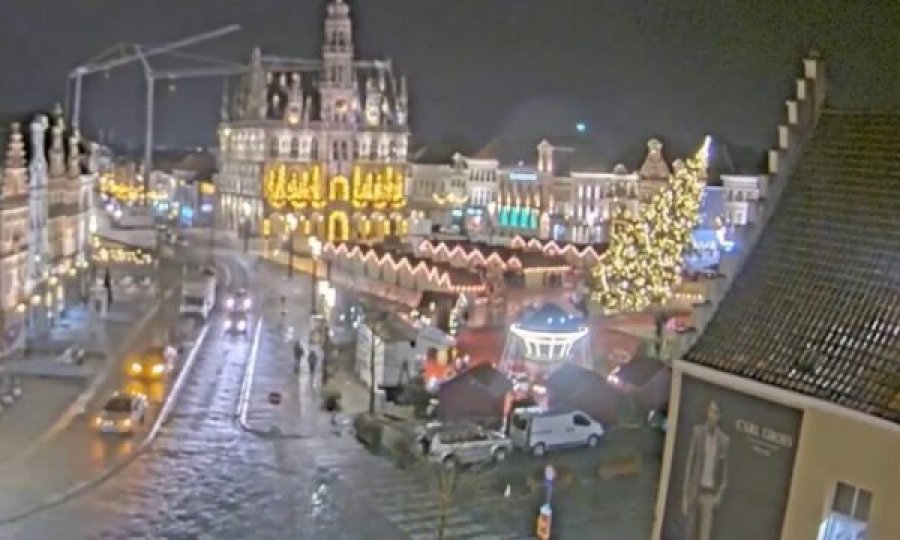 Aksident në Belgjikë: Pema e Krishtlindjeve 20 metra e lartë u rrëzua, një grua humbi jetën, dy persona u plagosën