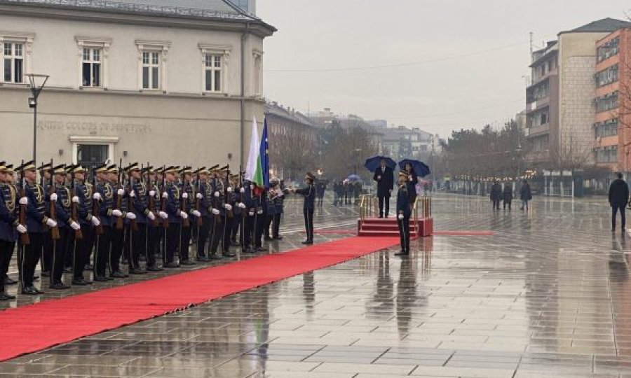 Vjosa Osmani e pret me ceremoni shtetërore homologun bullgar, Rumen Radev