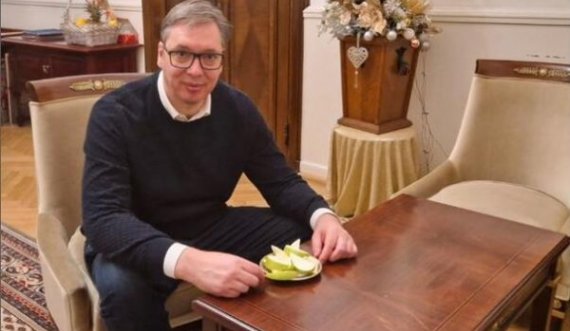 Serbia vlon nga protestat, Vuçiq ka postuar një foto duke ngrënë një mollë