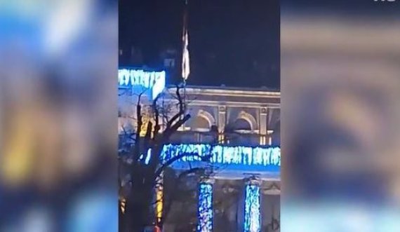 Protestat e dhunshme mbrëmë në Beograd Vuçiq i përcolli nga ballkoni e Presidencës