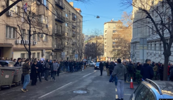 Studentët në Serbi duan qasje në listën zgjedhore, paralajmërojnë bllokada