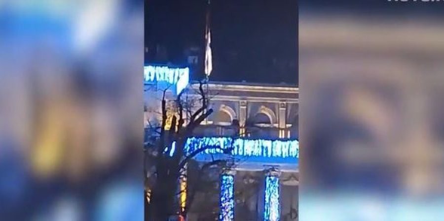 Protestat e dhunshme mbrëmë në Beograd Vuçiq i përcolli nga ballkoni e Presidencës