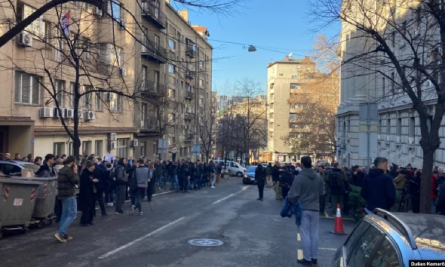 Studentët në Serbi duan qasje në listën zgjedhore, paralajmërojnë bllokada