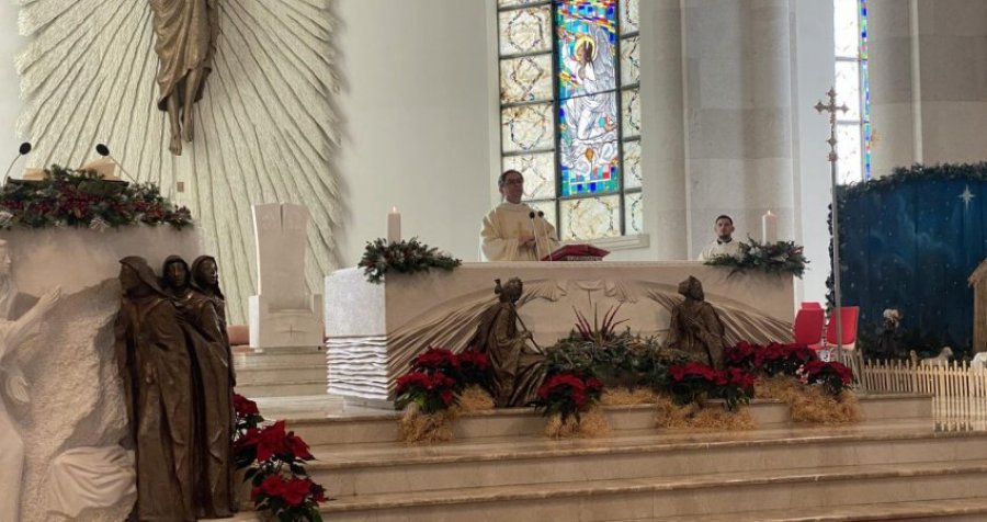 Meshë në Ditën e Krishtlindjes në Katedralen “Shën Nënë Tereza”, lutjet shkojnë për paqe në botë