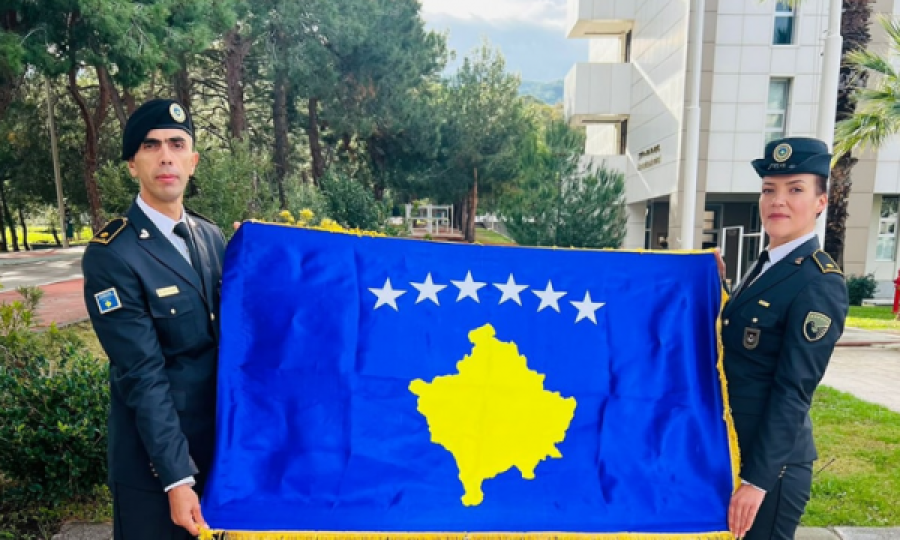 Dy pjesëtarë të FSK’së diplomojnë në trajnimin për oficer në Akademinë Ushtarake të Izmirit
