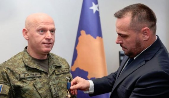 Maqedonci dekoron komandantin e FSK-së me medalje 