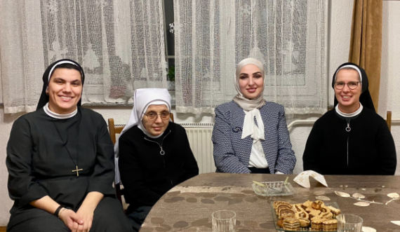  Ismaili viziton Kishën Katolike në Prishtinë me rastin e Krishtilndjeve