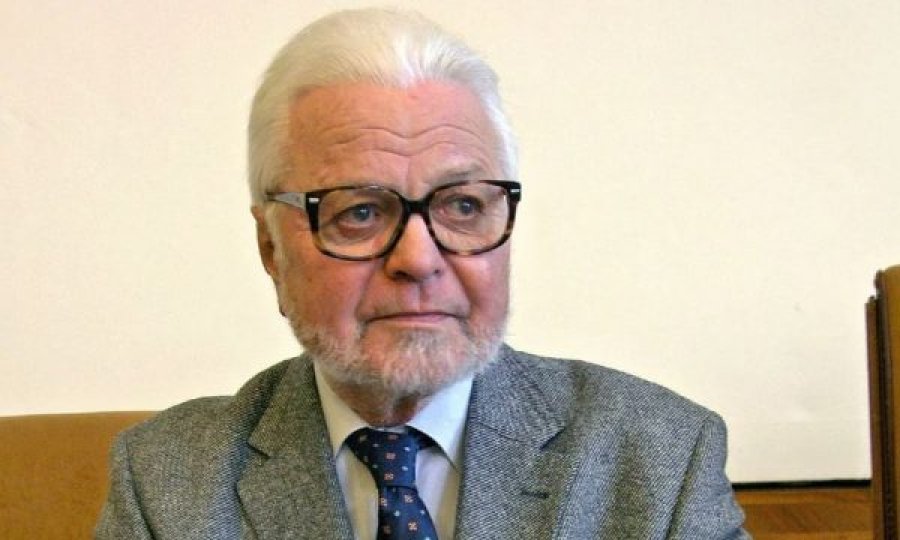 Akademiku serb: Vuçiq është i gatshëm të bëjë gjithçka për pushtet, është armiku më i keq i vetvetes