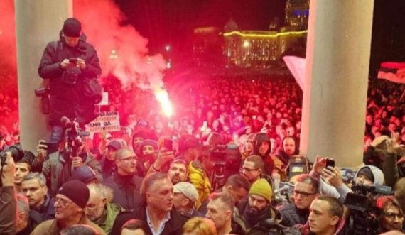 Beograd: Protestuesit nuk shpërndahen, i thonë policisë “shkoni në Kosovë”