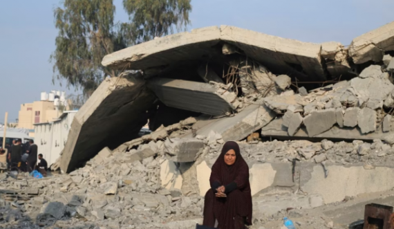 Izraeli vazhdon të bombardojë Gazën prej tri fronteve