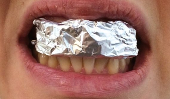 E pabesueshme! A e dini çfarë ndodh nëse letrën prej aluminit e mbani në dhëmbë për një orë?